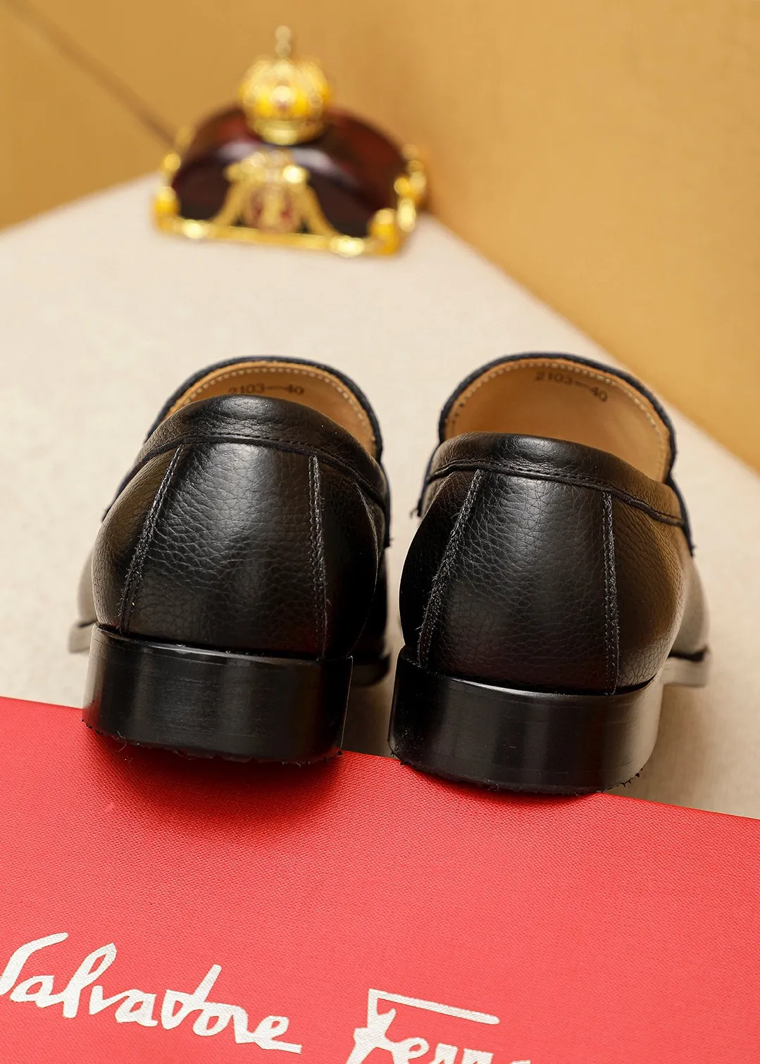 Men's shoes 💰460 💐 Product trademark: Ferragamo "Ferragamo" casual leather shoes Regular size: 38-44 (45.46🉑️customized) Product materials: Selected imported first-layer pebbled cowhide leather upper + luxury hardware buckle, imported water-dyed cowhide leather lining. Strong three-dimensional visual effect, original outsole color: 2⃣️seed leather materials optional